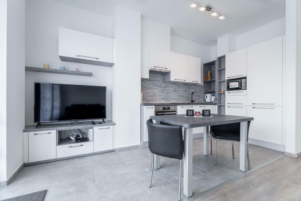 Bpr Chic White Home With Terrace & A/C & Garage Budapeste Exterior foto