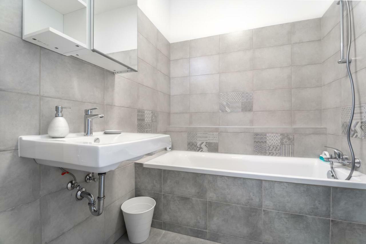 Bpr Chic White Home With Terrace & A/C & Garage Budapeste Exterior foto