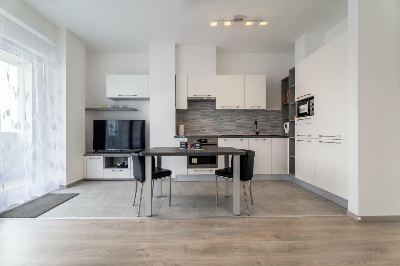 Bpr Chic White Home With Terrace & A/C & Garage Budapeste Exterior foto